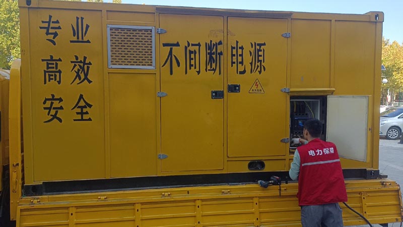 天心柴油发电机组和UPS电源配合使用时，如何避免切换过程中的电力中断？